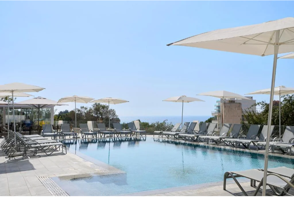 Zwembad Exe Portals Nous | zwembad met ligbedjes